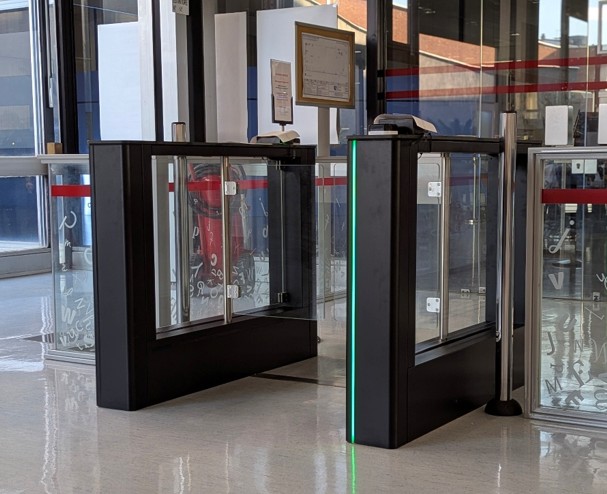 I tornelli per accedere alla sala di lettura e consultazione.